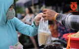 [ẢNH] Xem người Hà Nội đi chợ ăn Tết 